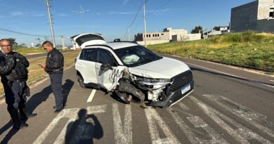 Carro bate em poste no Sabiás