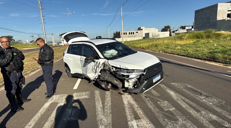 Carro bate em poste no Sabiás