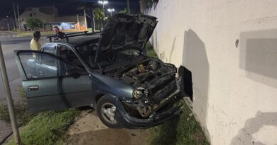 Motorista passa mal e bate no muro de condomínio no Campo Bonito