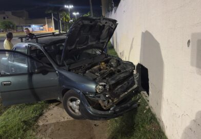 Motorista passa mal e bate no muro de condomínio no Campo Bonito