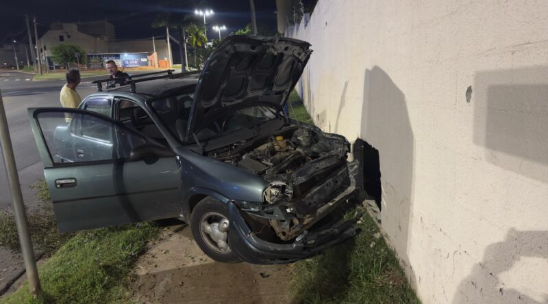 Motorista passa mal e bate no muro de condomínio no Campo Bonito