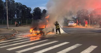 Carro pega fogo na Alameda Fundituba