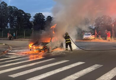 Carro pega fogo na Alameda Fundituba