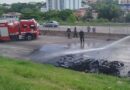 Manifestantes fecham a SP-75 com pneus incendiados