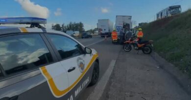 Caminhoneiro dorme ao volante na SP-75