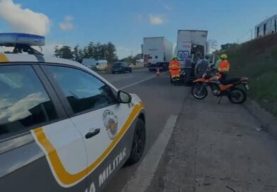 Caminhoneiro dorme ao volante na SP-75