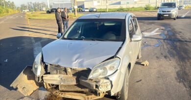 Moto e carro batem no Europark