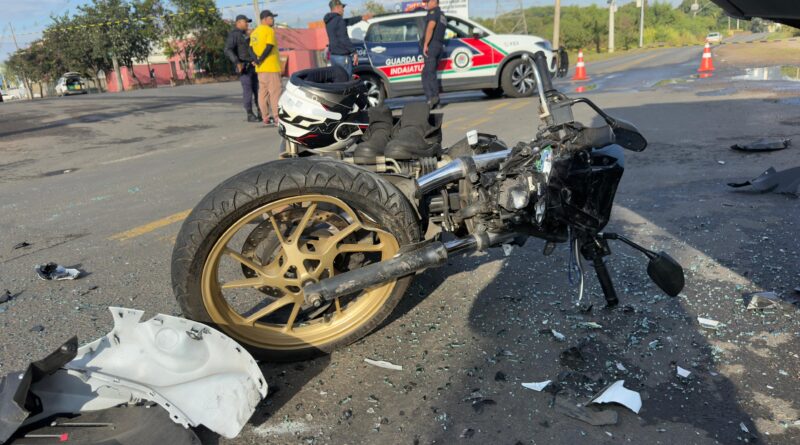 Motociclista fica gravemente ferido em acidente com van na Lix da Cunha