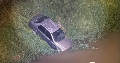 Carro cai no córrego na Morada do Sol