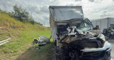 Motorista morre em colisão entre caminhões na SP-75