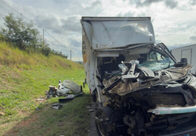 Motorista morre em colisão entre caminhões na SP-75