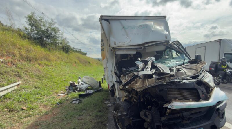 Motorista morre em colisão entre caminhões na SP-75