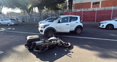 Carro e moto colidem em conversão em frente ao SESI