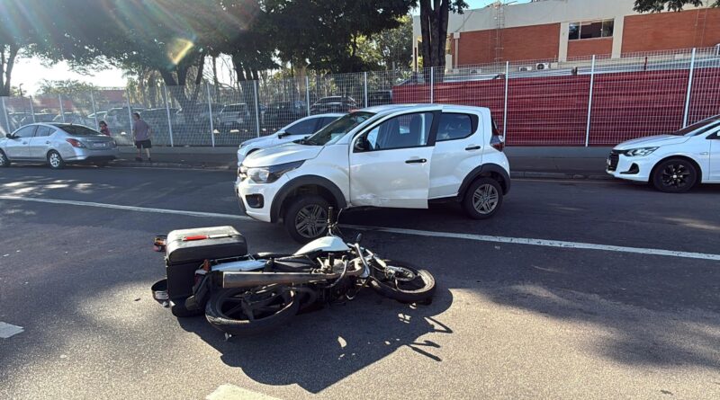 Carro e moto colidem em conversão em frente ao SESI