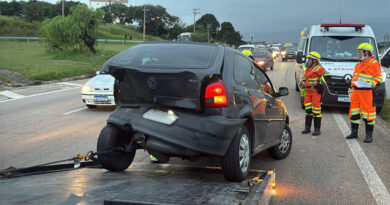 Três carros batem na rodovia Santos Dumont