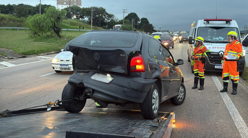 Três carros batem na rodovia Santos Dumont