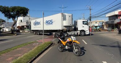 Carreta trava trânsito em Indaiatuba