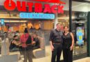 Renato, sócio proprietário, Thaysa, sócia regional, em frente à unidade do Polo Shopping.
