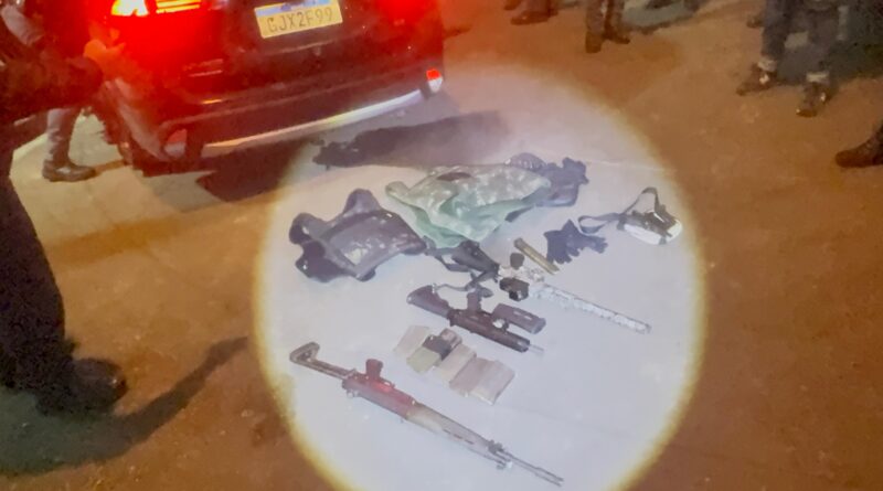 Troca de tiros com a GCM termina com três presos e arsenal apreendido em condomínio
