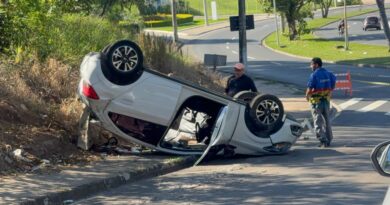 Carro capota após colisão em cruzamento na região central de Indaiatuba