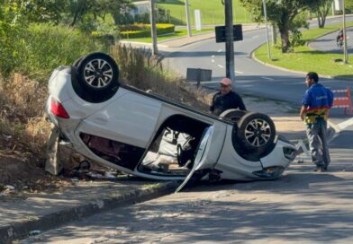 Carro capota após colisão em cruzamento na região central de Indaiatuba