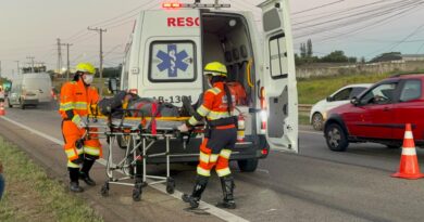 Motociclista fica ferido após queda na Rodovia Santos Dumont