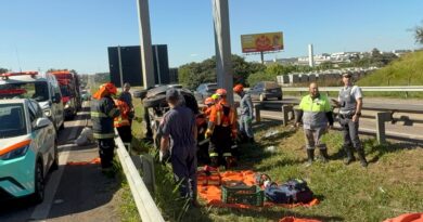 Motorista morre após bater carro atingir defensa metálica na SP-75