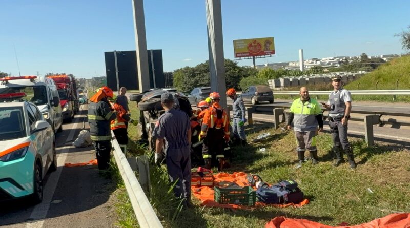 Motorista morre após bater carro atingir defensa metálica na SP-75