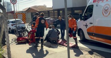 Ciclista fica ferido após acidente com carro em cruzamento da Conceição