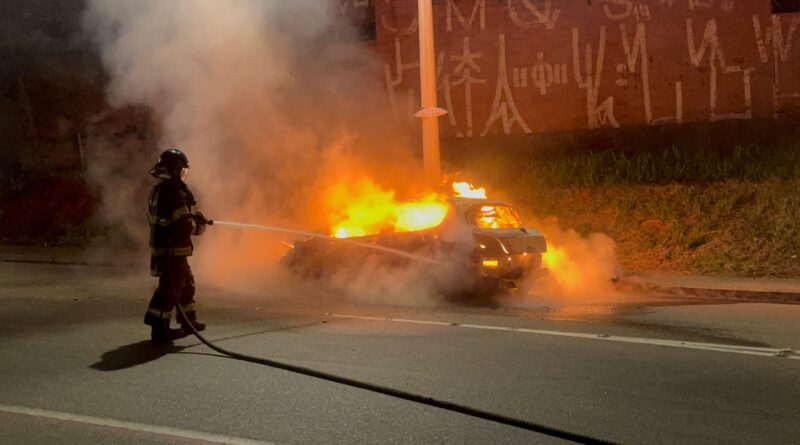 Carro pega fogo no Umuarama