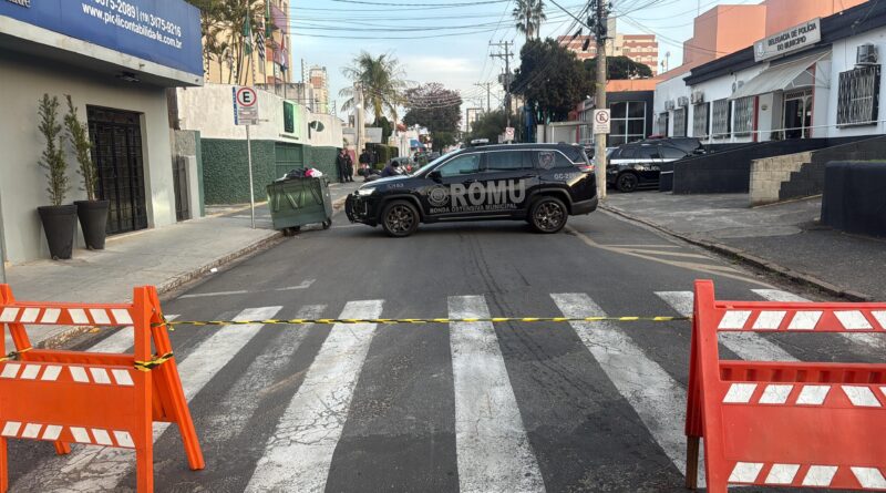 Rua é interditada em frente à Delegacia Central de Indaiatuba