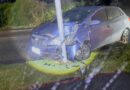 Motorista é levado à delegacia após bater em árvore e poste no bairro Helvetia