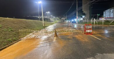 Rompimento de cabo provoca vazamento e interdita avenida em Indaiatuba