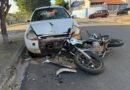 Motociclista foge de abordagem, bate em carro estacionado e é detido com drogas