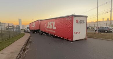 Carreta se desprende de caminhão e causa lentidão no trânsito