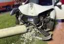 Motorista perde controle e bate em poste na Manuel Ruz Peres