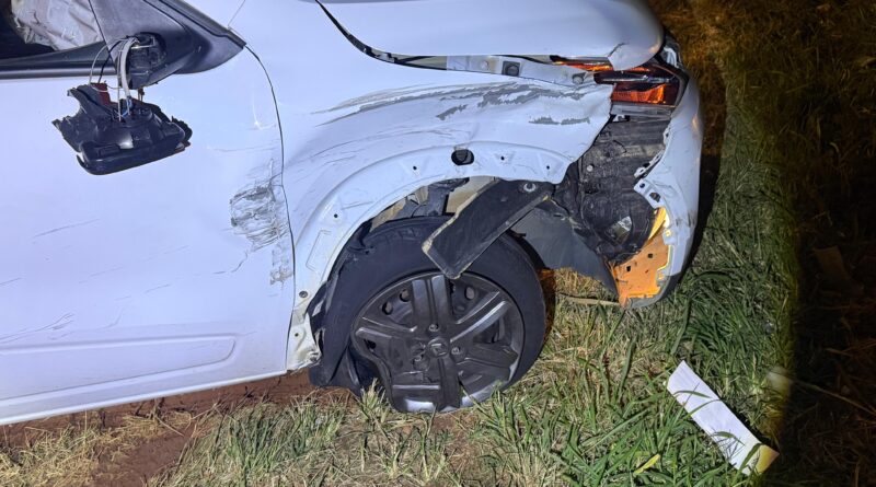Motorista perde controle e bate contra guard-rail na SP-75
